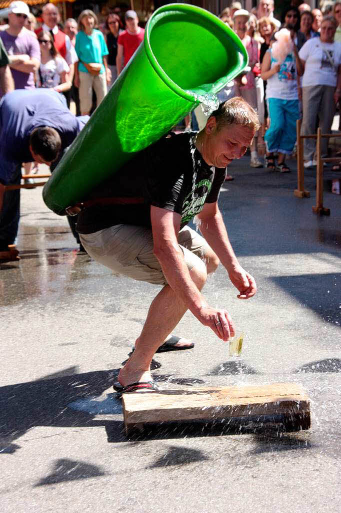 Bei der Winzerolympiade mussten die Teilnehmer ihre Geschicklichkeit unter Beweis stellen.