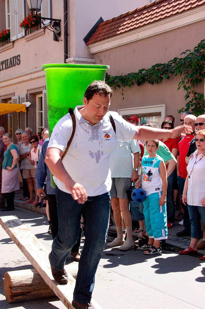 Bei der Winzerolympiade mussten die Teilnehmer ihre Geschicklichkeit unter Beweis stellen.