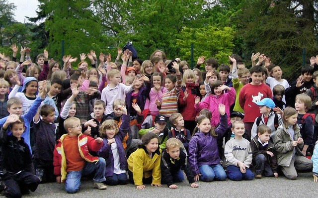 Grundschler der Neunlinden-Schule Elz...hten ihre Briefpartner in Frankreich.   | Foto: privat