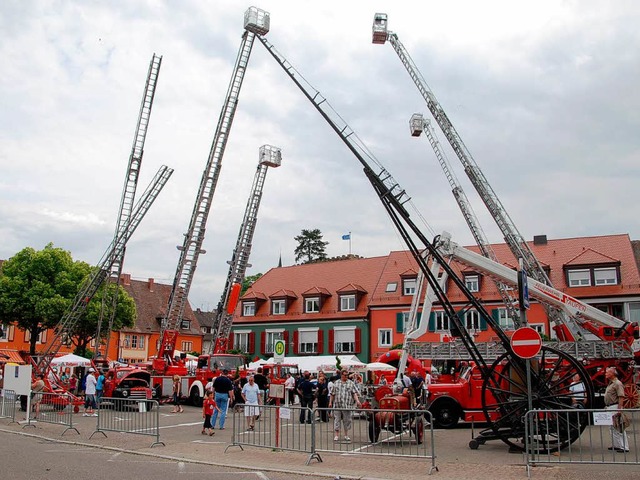 Moderne und historische Feuerwehrleite...uf dem Breisacher Marktplatz  gezeigt.  | Foto: Hans-Jochen Voigt