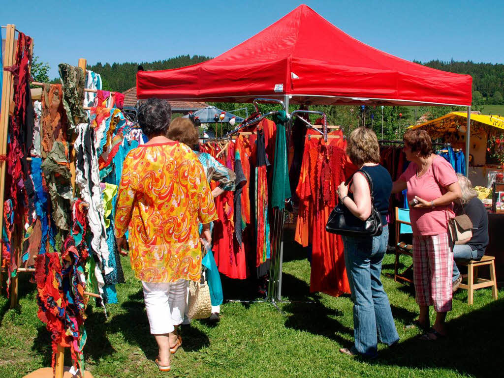 Blauer Himmel, farbenfroher Markt