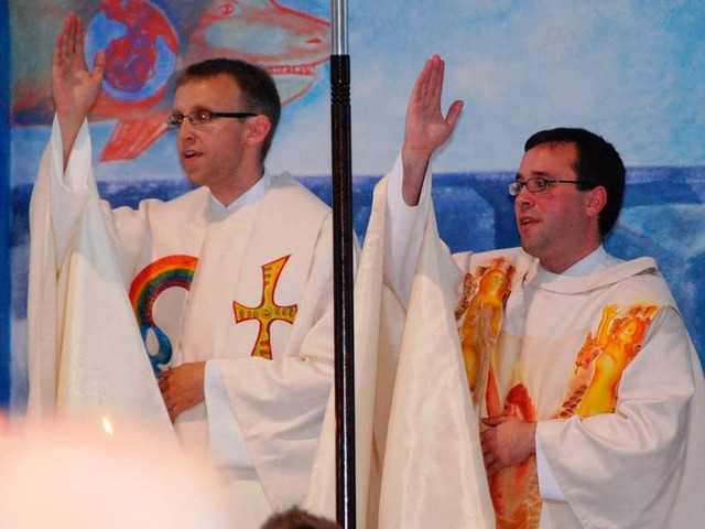 Die Neupriester Rainer Warneck (links)...erteilen der Gemeinde den Primizsegen.  | Foto: Norbert Sedlak