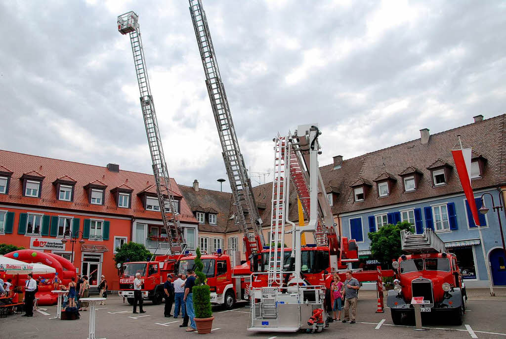 Moderne und historische Feuerwehrleitern auf dem Breisacher Marktplatz