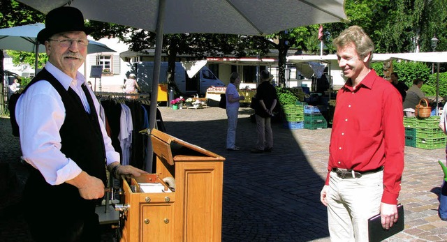 Marktorganisator Walter Arndt (rechts)...r fr einen guten Zweck Musik machte.   | Foto: monika Rombach