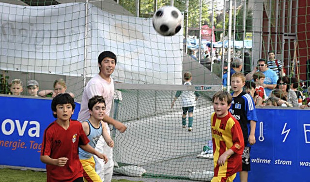 Begeistert strmten die Kids dem Ball hinterher.   | Foto: Jannik Schall