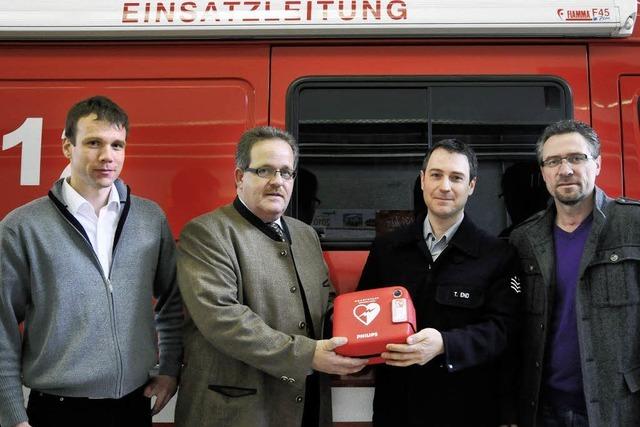 Defibrillator als Spende für die Feuerwehr Staufen