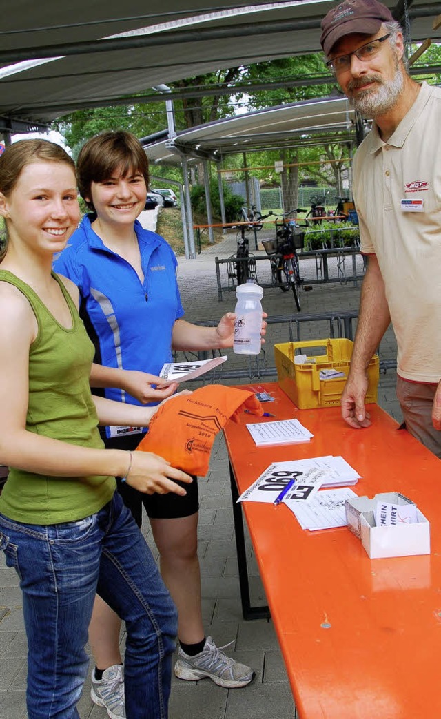 Anika Engler und Helena Rltgen (von l... Startnummern fr den Schlerberglauf.  | Foto: sigrid umiger