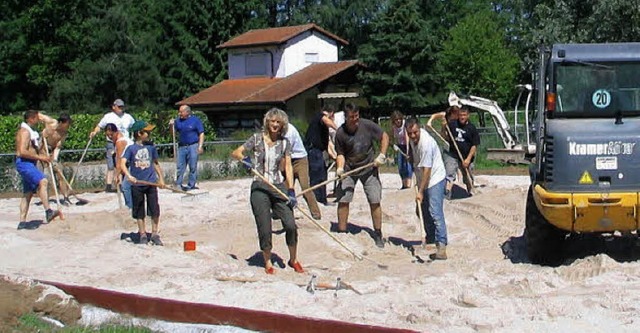 Geballte Kraft: Rund 30 Helfer und Hel...in Daniela Meier griff zur Schaufel.    | Foto: Bode