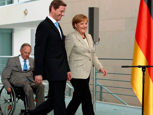 Angela Merkel, Guido Westerwelle und  ...r ein kurzes Statement vor die Presse.  | Foto: dpa