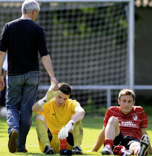 OFV-Trainer Arnold Brunner trstet Chr...umgartner (links) und Martin Weschle.   | Foto:  GES-Sportfoto