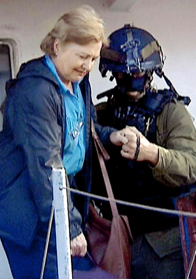 Aussteigehilfe fr Mairead Maguire im Hafen von Aschdod   | Foto: dpa