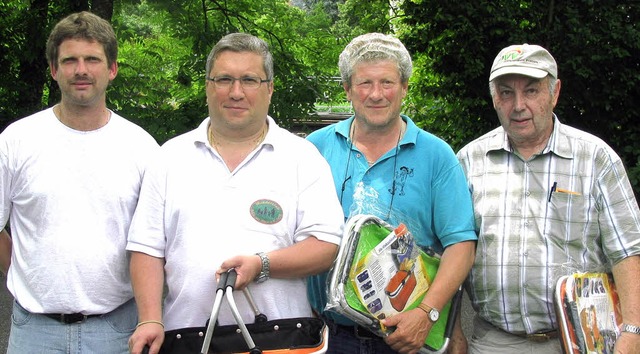 Stellvertretend fr ihre Vereine nahme...zeichnungen von Gerald Ebner entgegen.  | Foto: Michael Gottstein