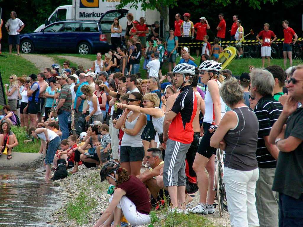 Gespannt verfolgen die Zuschauer am Ufer das Geschehen im Wasser.