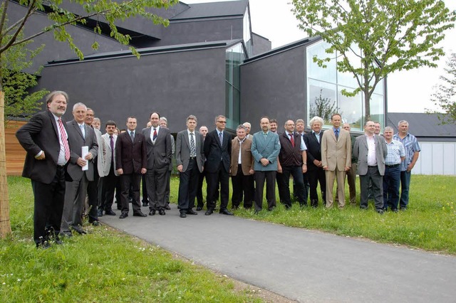 OB Dietz (2.v.links) begrte zahlreic...nks) durch das neue Vitra-Haus fhrte.  | Foto: Jochen Fillisch