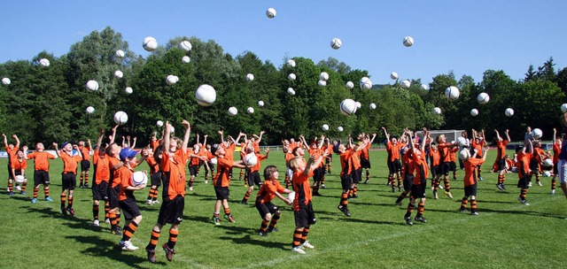 Um den Ball drehte sich fr 100 Jugendliche alles beim Lahrer Fuballverein.   | Foto: BZ