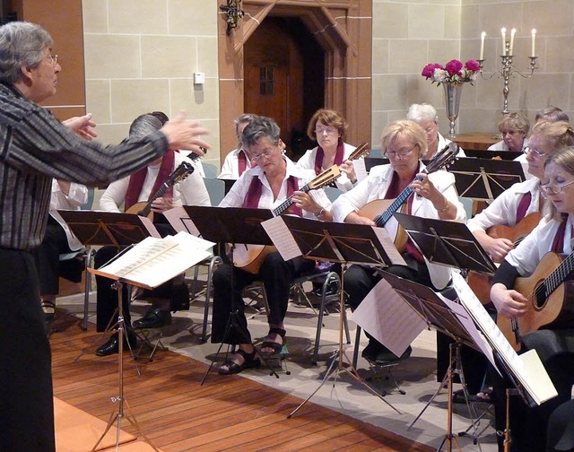 Das Mandolinenorchester &#8222;Edelwei...Samstag mit Dirigent Josef Reidmacher.  | Foto: Hlter-Hassler