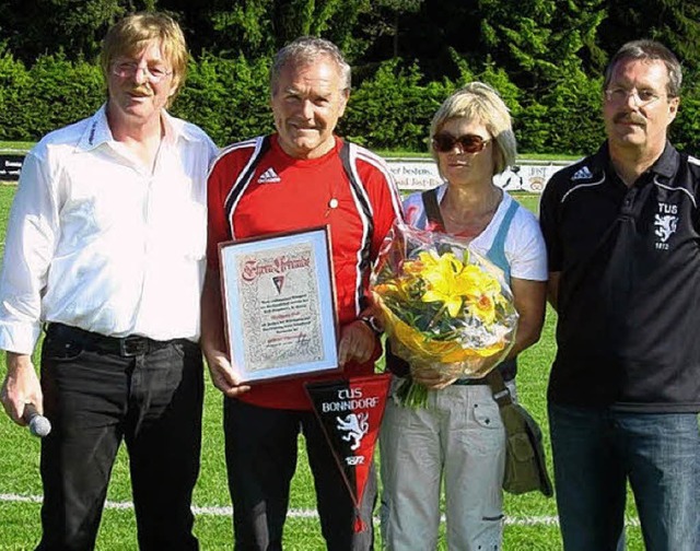 Fr die Verdienste der letzten Jahre u...l und Norbert Plum (2. Vorsitzender).   | Foto: Kriegl