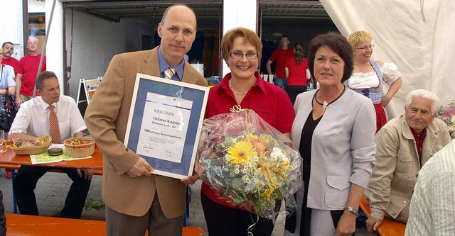 Groe Freude: Cordula Lehrmann (rechts...Knrzer und Blumen an Barbara Knrzer.  | Foto: Martina Seiler
