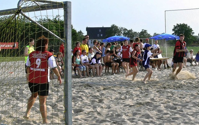 Viele Zuschauer und Fans verfolgten di...der Beachhandballanlage in Altenheim.   | Foto: Dieter Fink