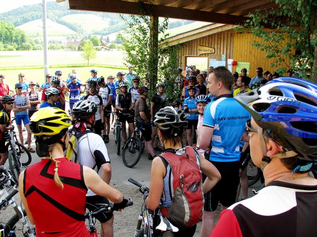 Vor dem Start zur groen Mountainbiket...en Trikot) ber den Streckenverlauf.    | Foto: Monika Rombach