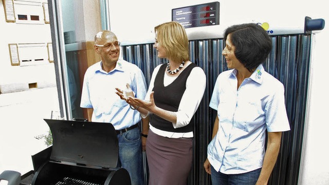 Harald und Andrea Schulz zeigten der G... mit Pellets beheizten Grill (links).   | Foto: manfred frietsch