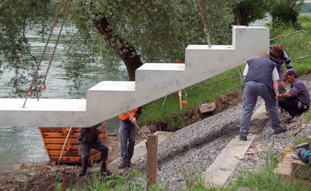 Gestern  wurden die  Betonplatten fr die Rheinterrasse  montiert.   | Foto: Hrvoje Miloslavic