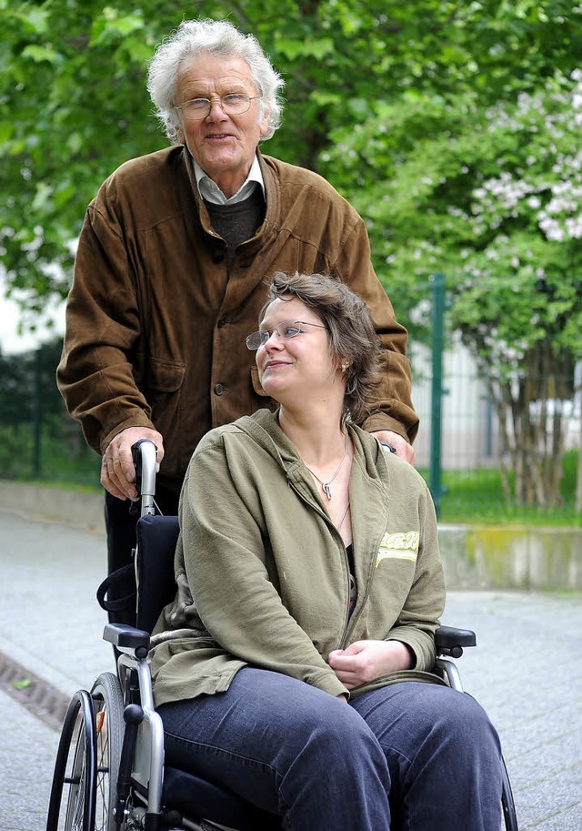 Zeitstifter Werner Oestreich kmmert s...ie meiste Zeit im Rollstuhl verbringt.  | Foto: thomas kunz