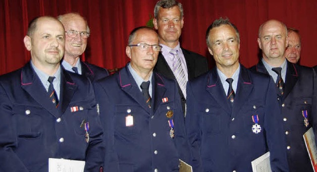 Fr ihre besonderen Leistungen wurden ...ister Oliver Rein (Vierter von links).  | Foto: hans-jochen voigt