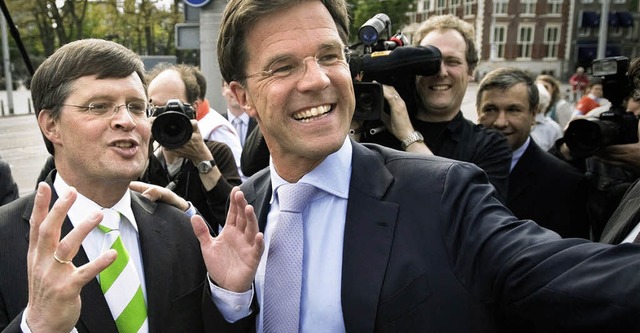 Premier Jan Peter Balkenende (links) mit  Anwrter Mark Rutte   | Foto: dpa