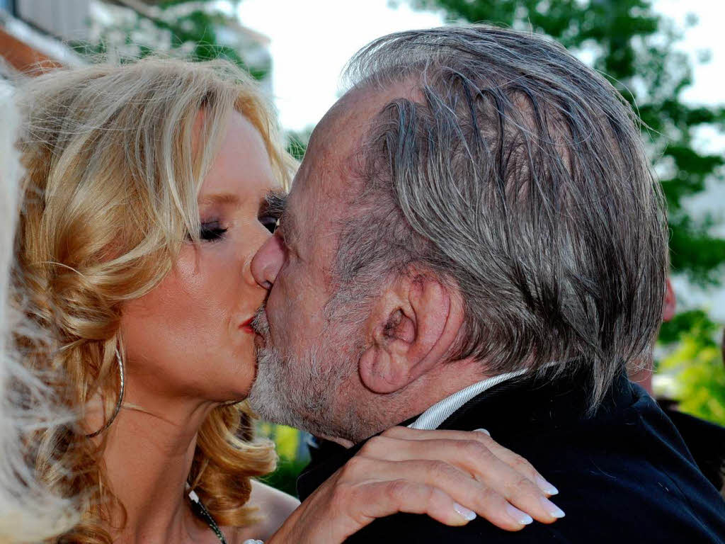 Bei der Unicef-Gala in Offenburg: Schauspielerin Veronica Ferres ksst ihren Kollegen Maximilian Schell.
