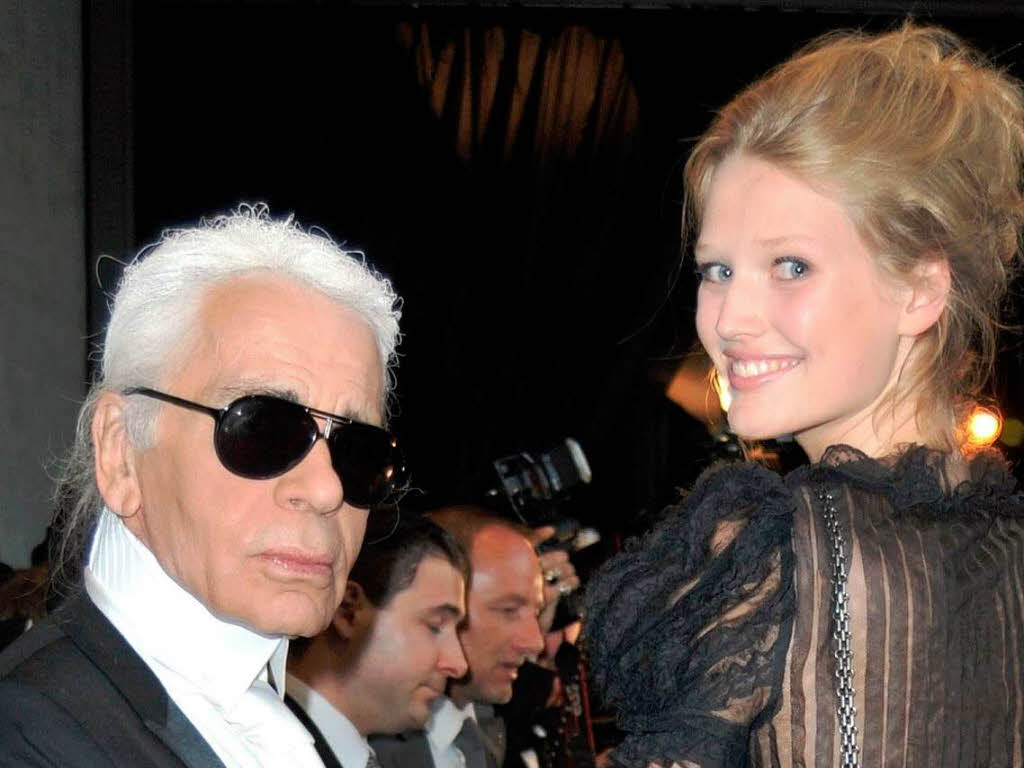 Bei der Unicef-Gala in Offenburg: Modeschpfer Karl Lagerfeld  mit Topmodel Toni Garrn