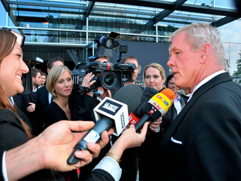 Bei der Unicef-Gala in Offenburg: Hollywoodschauspieler Nick Nolte  wird   von Kamerateams umringt.