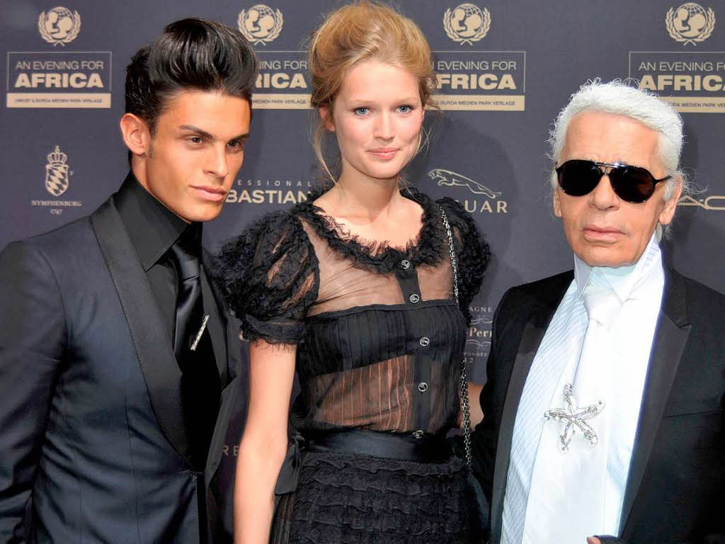 Bei der Unicef-Gala in Offenburg: Modeschpfer Karl Lagerfeld  posiert mit den Topmodel Baptiste Giabiconi  und Toni Garrn  fr die Fotografen.