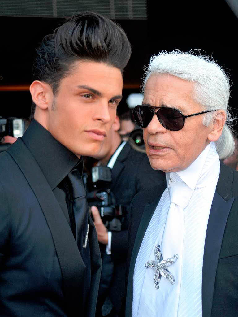 Bei der Unicef-Gala in Offenburg: Modeschpfer Karl Lagerfeld  posiert  mit Topmodel Baptiste Giabiconi