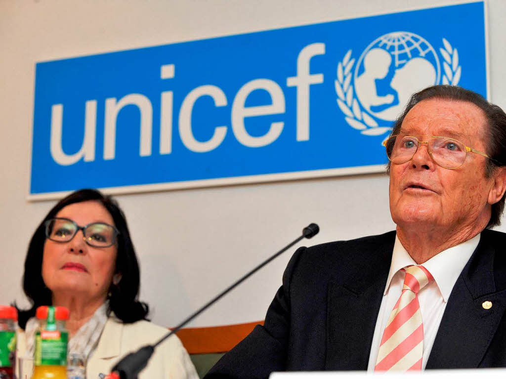 Pressekonferenz auf der Bhlerhhe: Schauspieler Sir Roger Moore und Sngerin Nana Mouskouri