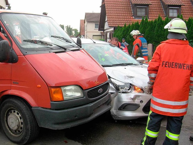 Pkw gegen Kleinlaster: drei Verletzte und 15000 Euro Schaden  | Foto: BZ