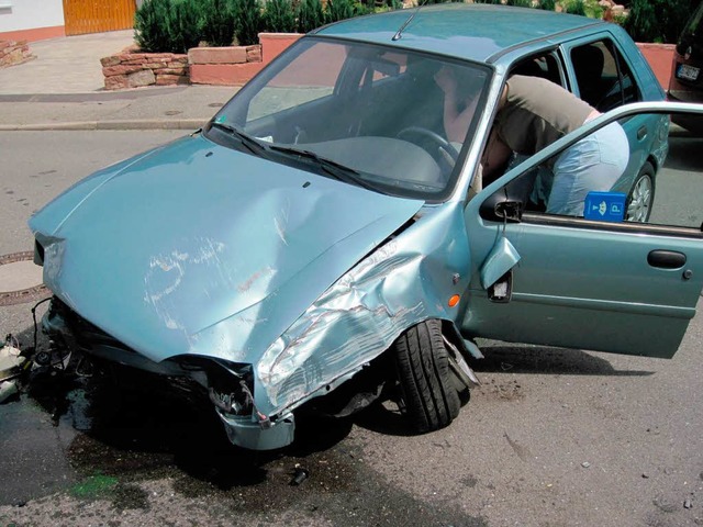 Das Auto der 24-Jhrigen wurde vllig zerstrt.  | Foto: Polizei