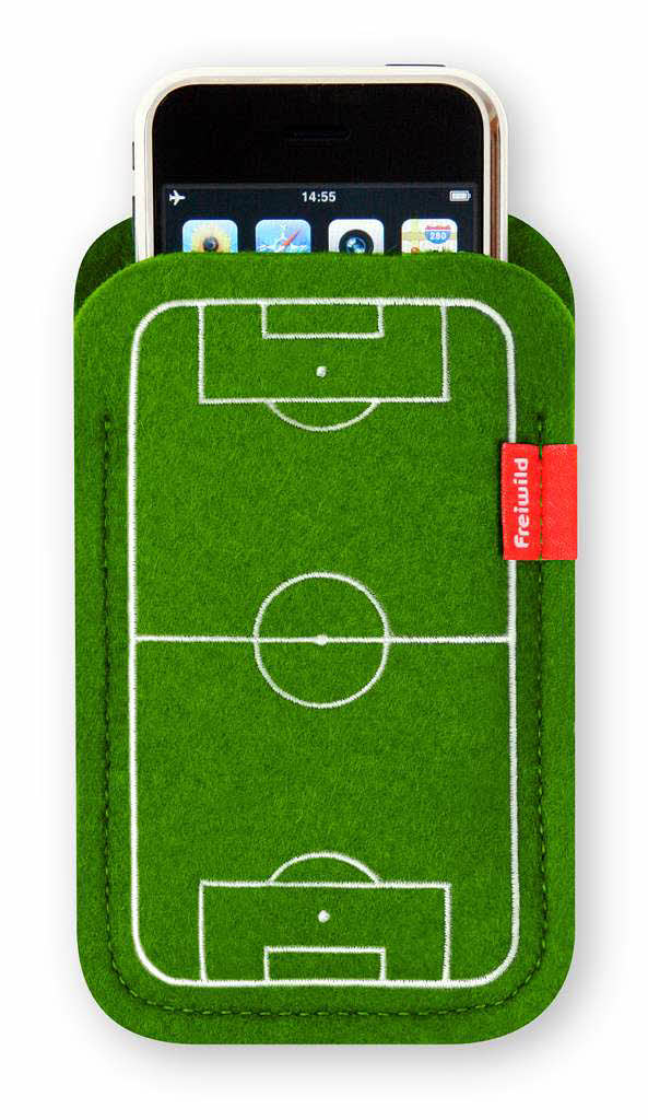 Das Meister-Sleeve aus Wollfilz mit Fuballfeld-Stickerei auf der Vorderseite hlt jedes iPhone kuschlig warm. Zu haben ist die Hlle auf freiwildshop.com.