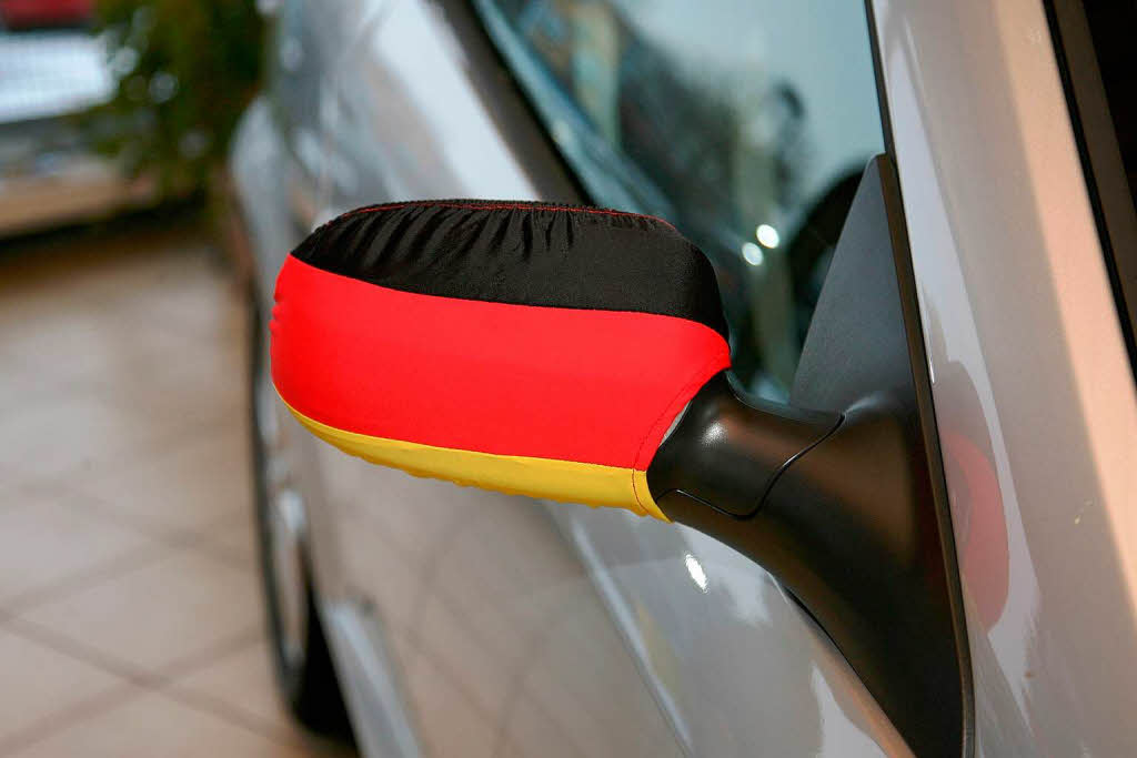 Was die Fensterfahne 2006 knnte der Flaggenberzieher fr den Auto-Auenspiegel 2010 werden.