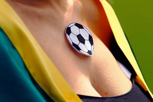 Selbst Ball-Kleider punkten zur Fuball-Weltmeisterschaft  | Foto: dpa