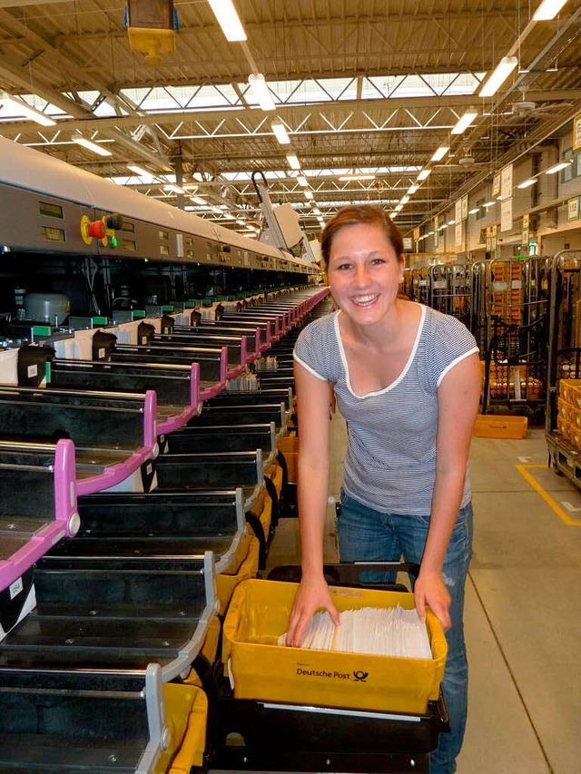 Die Studentin Sophia Strtzel hat  sei...ig sortierten Briefe in gelbe Kisten.   | Foto: Deutsche Post DHL