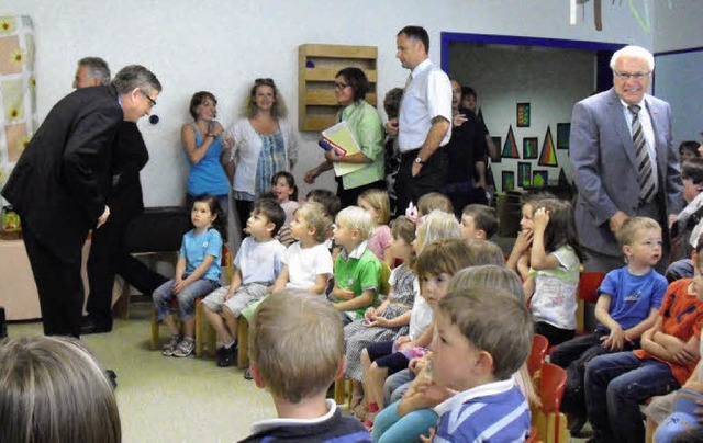 Regierungsprsident Julian Wrtenberge... Kindergartenkindern in Ehrenkirchen.   | Foto: Jonathan Say