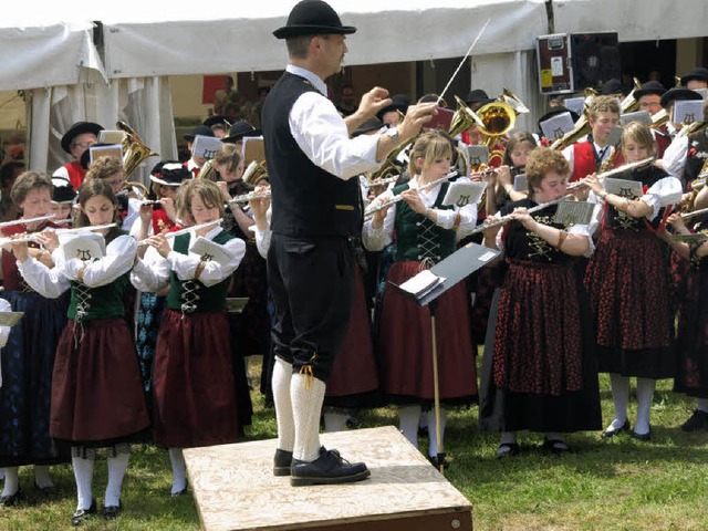 Unter der Leitung von Bezirksdirigent ...nden Musikvereine des Arbeitsbezirks 5  | Foto: Karin Stckl-Steinebrunner