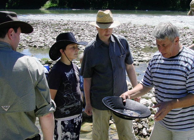 Goldsuche bei den Isteiner Schwellen m... die Teilnehmer eine spannende Sache.   | Foto: Amann