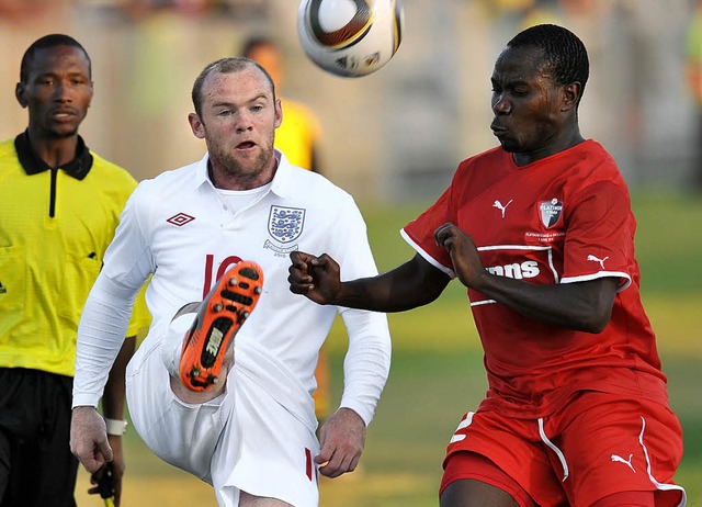 Wayne Rooney (weies Trikot) beleidigt...der Unparteiische ein Rooney-Fan ist.   | Foto: afp