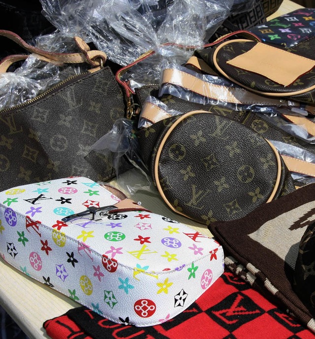 Taschen der Luxusmarke Louis Vuitton werden oft geflscht.   | Foto: AFP