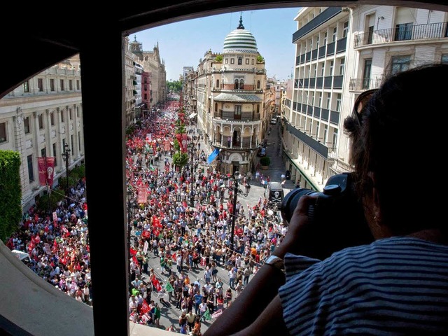 Protestierende auf den Straen von Sevilla, im Visier eines Fotografen.  | Foto: dpa