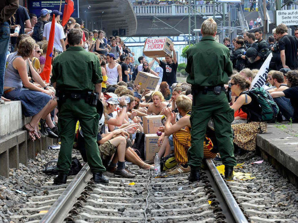 Aktivisten besetzen Gleis in Freiburger Hauptbahnhof.