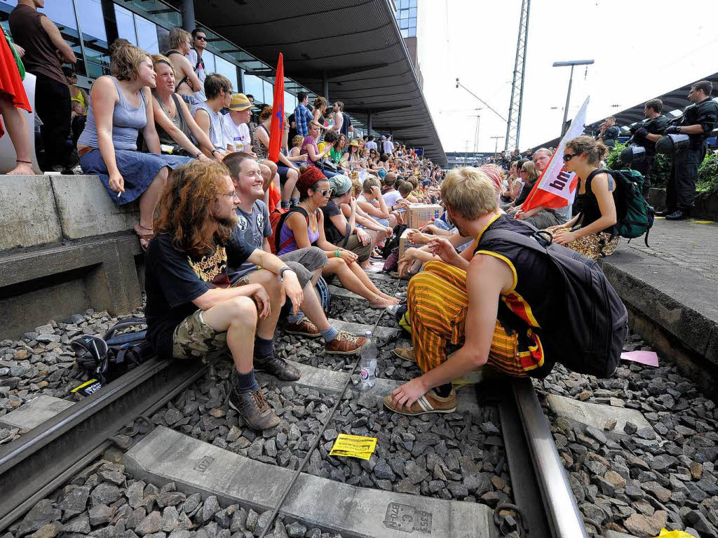 Aktivisten besetzen Gleis in Freiburger Hauptbahnhof.