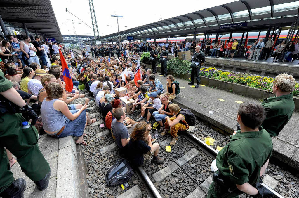 Aktivisten besetzen Gleis in Freiburger Hauptbahnhof.